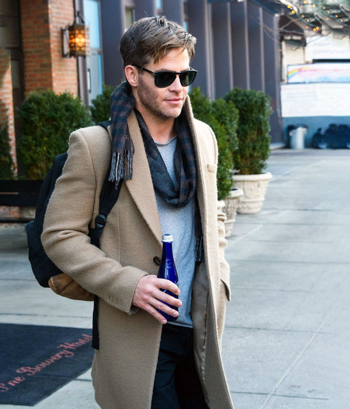 Casual dress code men style Chris Pine - Luxe Digital